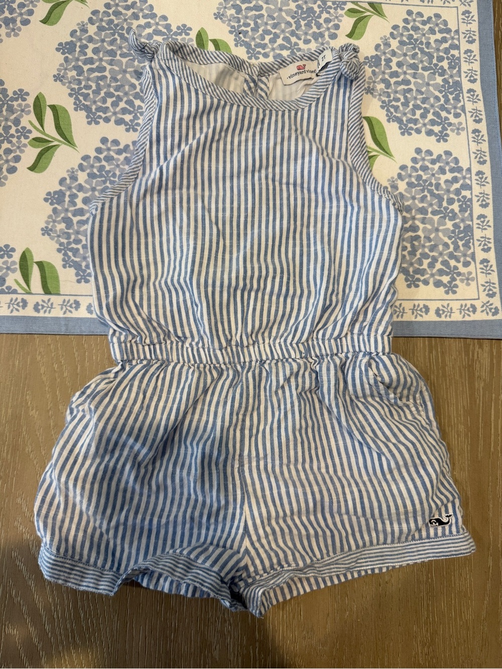 Vineyard Vines Size 2T toddler seersucker romper